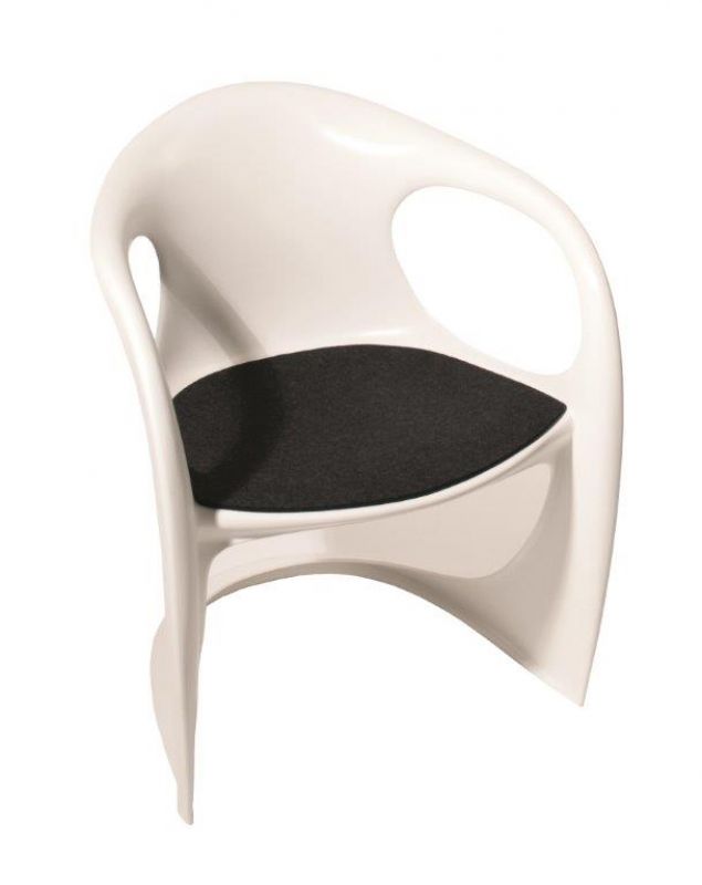 Weißer Casalino Armchair mit schwarzer Filz Sitzauflage von Begge Parkhaus Berlin für mehr Komfort.